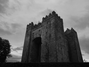 Bunratty Castle: A Majestic 15th-Century Tower House in County Clare, Ireland
