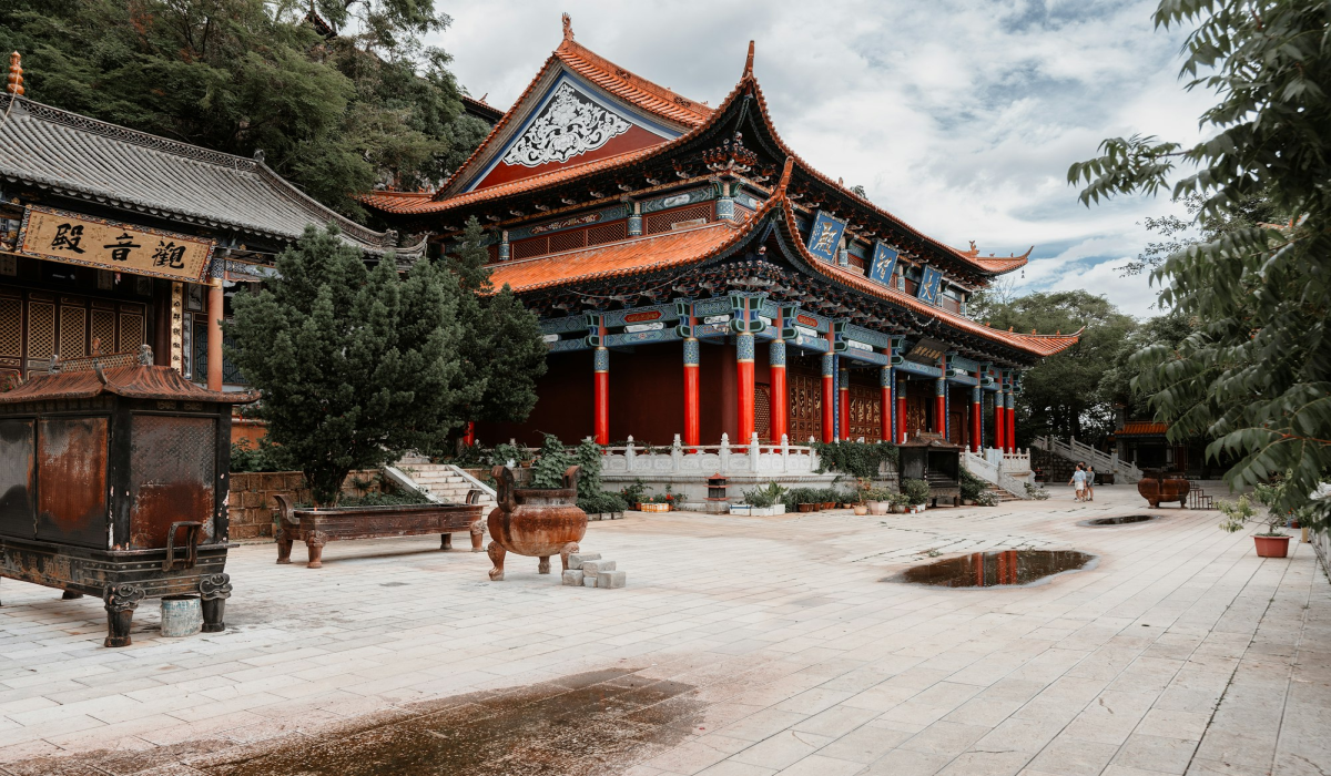 Exploring the Cultural Architecture of Yunnan: A Chinese Temple Immersed in Nature