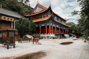 Exploring the Cultural Architecture of Yunnan: A Chinese Temple Immersed in Nature