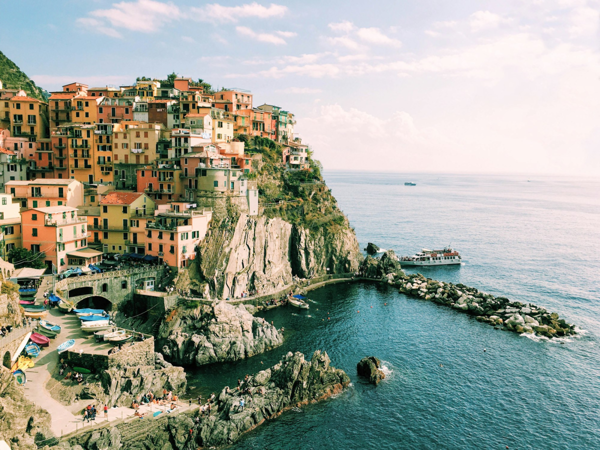 Exploring the Majestic Coastal City of Manarola, Italy: A Traveler's Dream