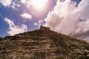 Majestic Mesoamerican Pyramid Under a Brilliant Sky: Greetings from Chichén Itzá