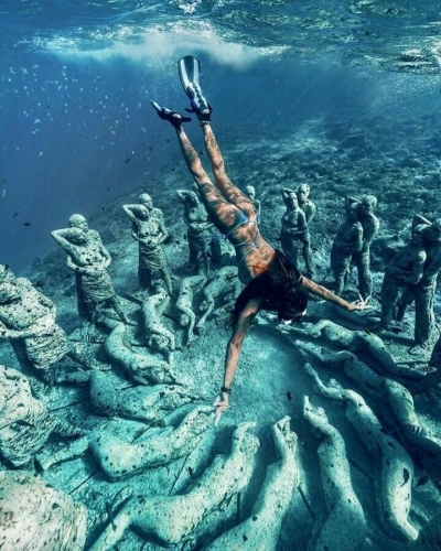 Unveiling Underwater Mysteries: The Artistic Encounter During a Snorkeling Adventure
